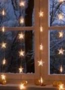 sterretjes lampjes voor een raam